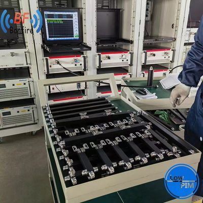 Комбинатор разделения мощности на 2 пути с интерфейсом N-F/4.3-10-F/DIN-F и диапазоном 698-3800 MHz